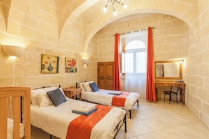 5 bedrooms, free WiFi, bed sheets - Centre Island Gozitan Farmhouse & Pool (Kercem)