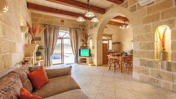 Nhà dành cho gia đình, nhiều phòng ngủ, tủ lạnh & lò vi sóng (Centre Island Gozitan Farmhouse &) | Khu phòng khách | Smart TV 21-inch có truyền hình cáp, TV