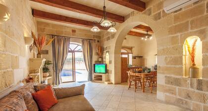 Centre Island Gozitan Farmhouse & Pool