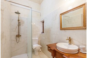 Family House, Multiple Bedrooms, Refrigerator & Microwave (Centre Island Gozitan Farmhouse &) | Bathroom