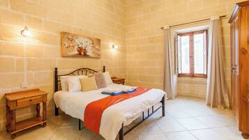 5 bedrooms, free WiFi, bed sheets