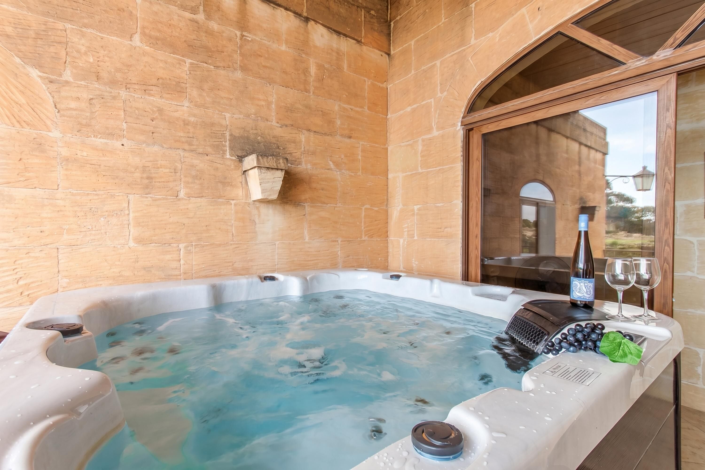 Nhà dành cho gia đình, nhiều phòng ngủ, tủ lạnh & lò vi sóng (Centre Island Gozitan Farmhouse &) | Bồn tắm spa trong nhà
