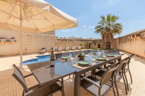 Perhetalo, useita makuuhuoneita, jääkaappi ja mikroaaltouuni (Centre Island Gozitan Farmhouse &) | Ulkoruokailutilat