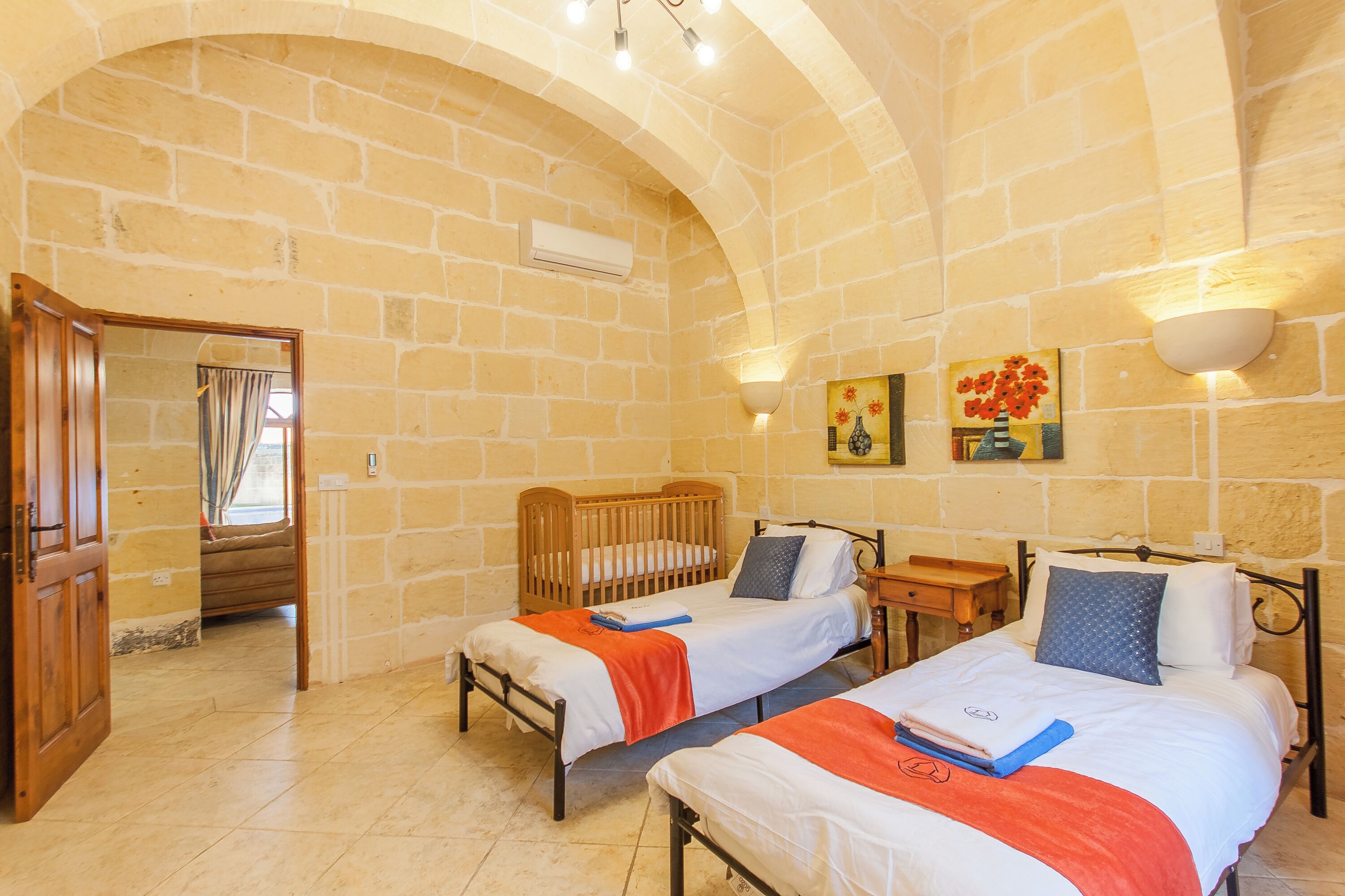 Nhà dành cho gia đình, nhiều phòng ngủ, tủ lạnh & lò vi sóng (Centre Island Gozitan Farmhouse &) | 5 phòng ngủ, truy cập Internet không dây miễn phí, bộ trải giường 
