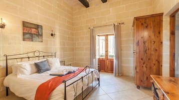 Nhà dành cho gia đình, nhiều phòng ngủ, tủ lạnh & lò vi sóng (Centre Island Gozitan Farmhouse &) | 5 phòng ngủ, truy cập Internet không dây miễn phí, bộ trải giường