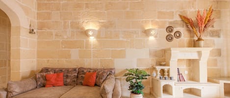 Familienhaus, Mehrere Schlafzimmer, Kühlschrank und Mikrowelle (Centre Island Gozitan Farmhouse &) | Innenbereich