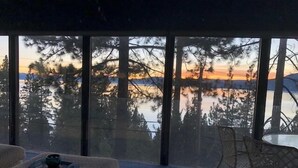 Mökki, useita sänkyjä (Amazing Lake Views! Enclosed Patio & ) | Näkymä järvelle