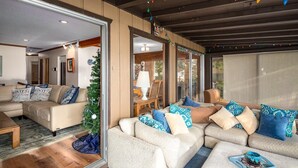 Mökki, useita sänkyjä (Amazing Lake Views! Enclosed Patio & ) | Olohuone