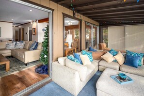 Cabana, várias camas (Amazing Lake Views! Enclosed Patio & ) | Sala de estar