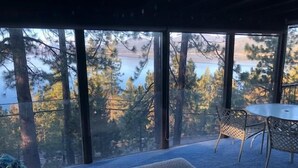 Mökki, useita sänkyjä (Amazing Lake Views! Enclosed Patio & ) | Näkymä järvelle
