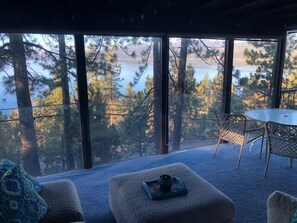Cabana, várias camas (Amazing Lake Views! Enclosed Patio & ) | Vista para o lago