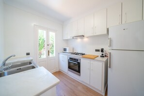 Een koelkast, een microgolfoven, een oven, een kookplaat