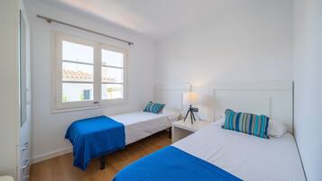3 slaapkamers, een strijkplank/strijkijzer, gratis wifi, beddengoed
