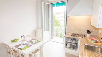 Apartment | Private kitchen | Microwave, dishwasher, coffee/tea maker, cookware/dishes/utensils