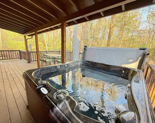 Chimney Mtn 3 - Dog Friendly Cabin with Covered Hot Tub and Hot Tub. Near Helen