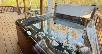 Chimney Mtn 3 - Dog Friendly Cabin with Covered Hot Tub and Hot Tub. Near Helen