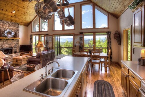 Eagles View- Mount Yonah Cabin, Stunning Mtn Views, Pool Table and Fireplace