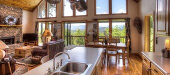 Eagles View- Mount Yonah Cabin, Stunning Mtn Views, Pool Table and Fireplace