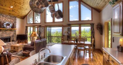 Eagles View- Mount Yonah Cabin, Stunning Mtn Views, Pool Table and Fireplace