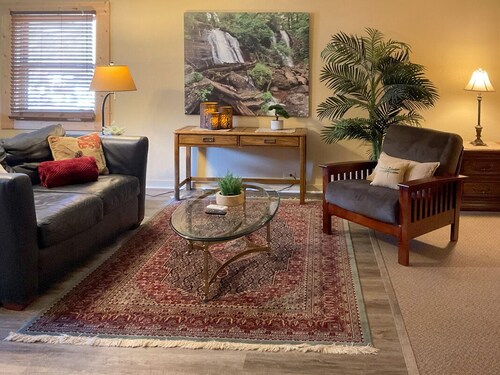 Studio on Main St in Helen - Walkable to Restaurants and Attractions