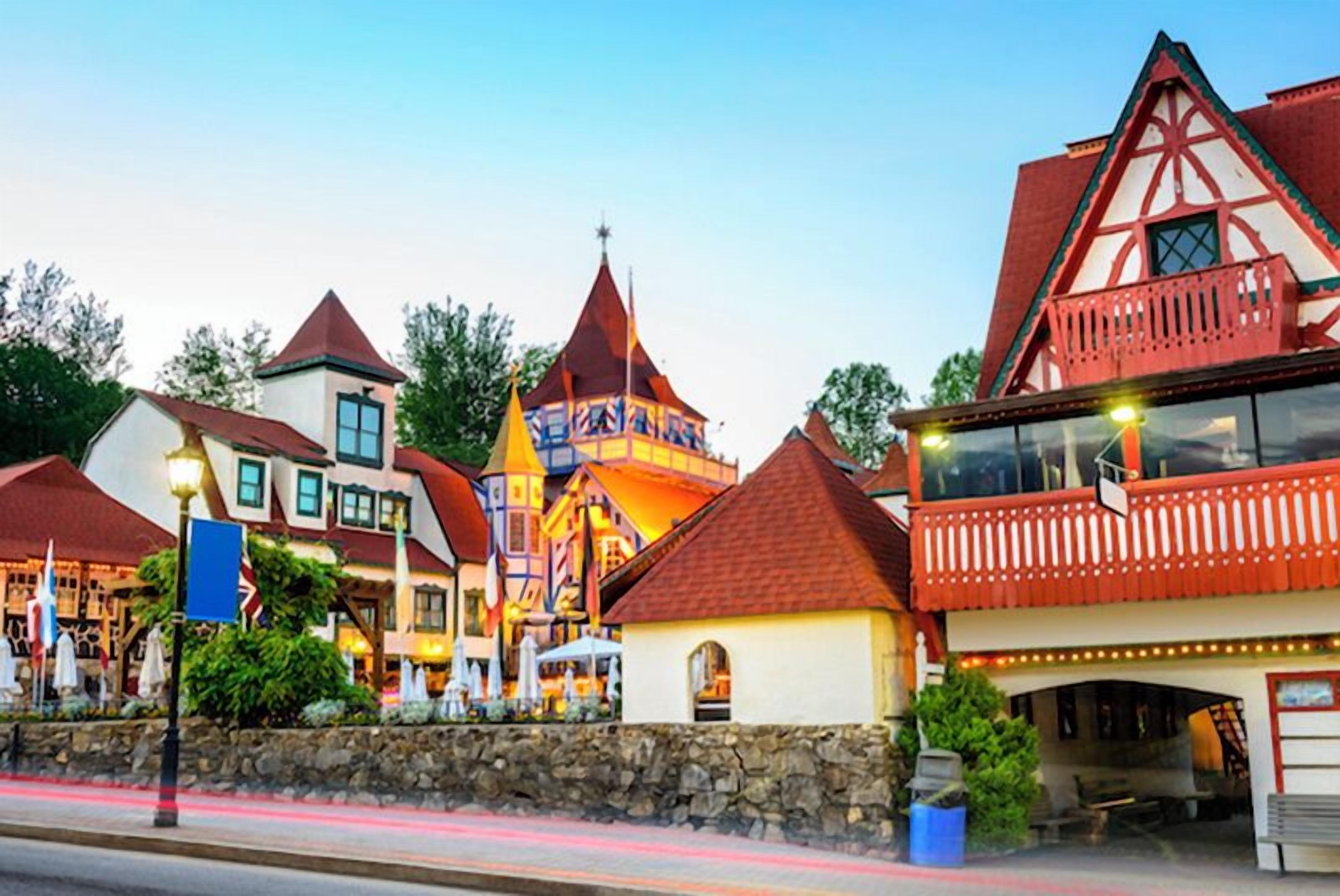 Une rangée de bâtiments de style européen traditionnel, caractérisés par des éléments architecturaux distinctifs, notamment des toits à forte pente et des façades aux couleurs vives.