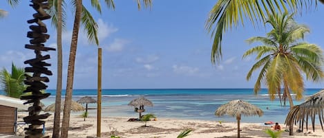 Plage à proximité, chaises longues