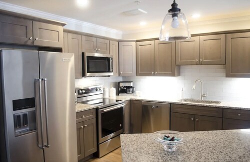 Luxury SKI IN/SKI OUT Kearsarge Brook Condo 3 bed, 2 bath at Cranmore Mountain!!