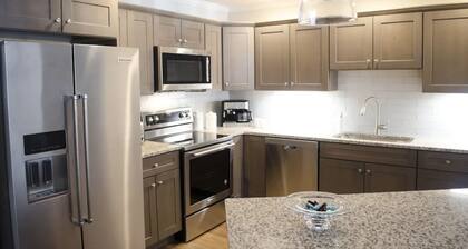 Luxury SKI IN/SKI OUT Kearsarge Brook Condo 3 bed, 2 bath at Cranmore Mountain!!