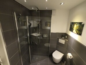 Douche, sèche-cheveux, serviettes fournies, savon
