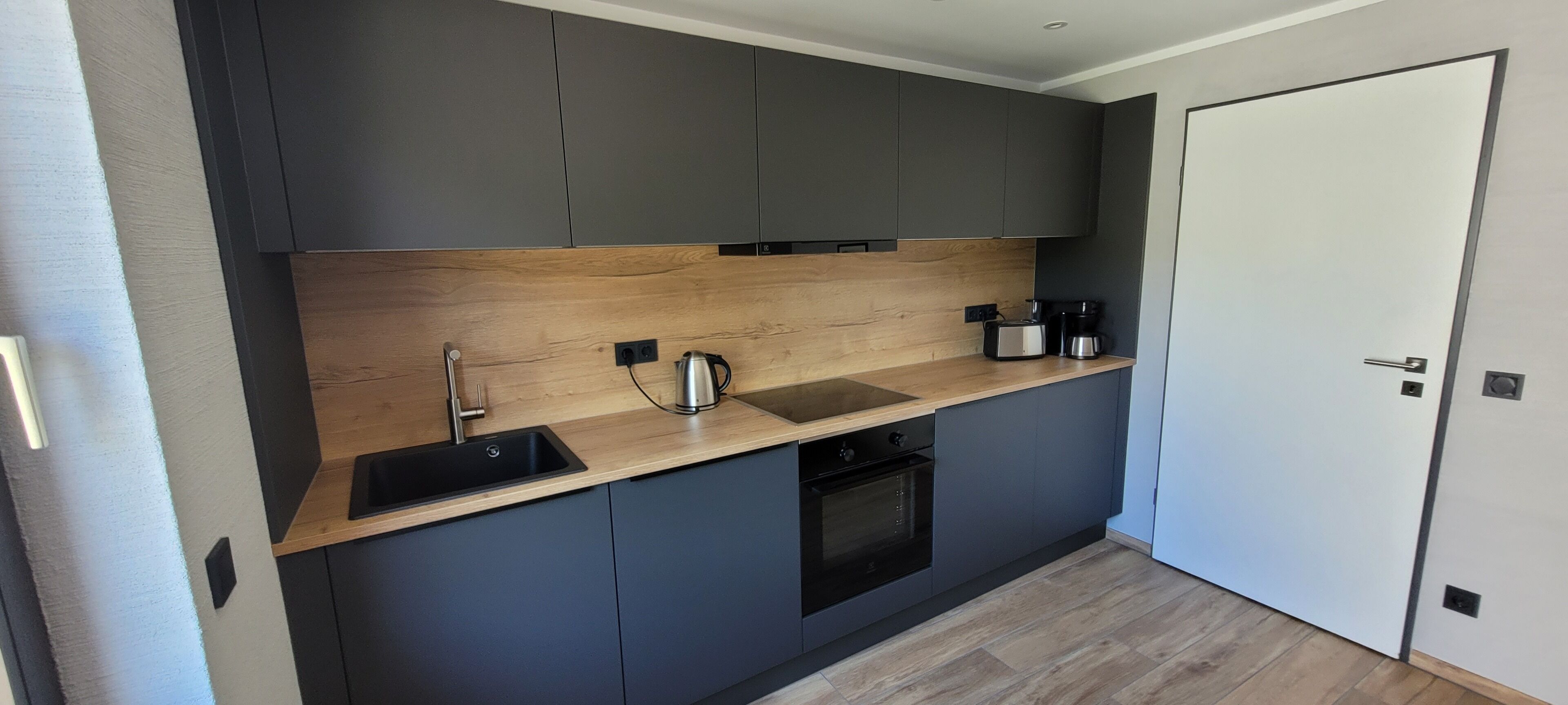 Een koelkast, een oven, een kookplaat, een vaatwasser