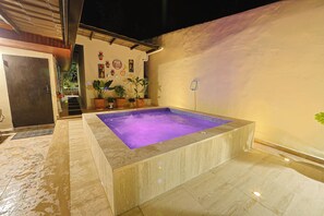 حمّام سباحة خارجي، حمّام سباحة مُدفَّأ