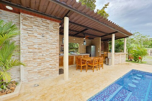 Majestic Sands-Piece of Paradise 7 min walk to beach! Saltwater pool and hot tub