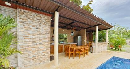 Majestic Sands-Piece of Paradise 7 min walk to beach! Saltwater pool and hot tub