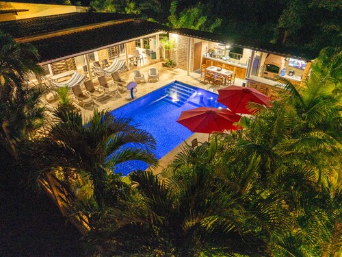 Majestic Sands-Piece of Paradise 7 min walk to beach! Saltwater pool and Jacuzzi