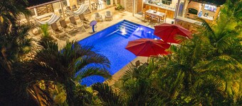 Majestic Sands-Piece of Paradise 7 min walk to beach! Saltwater pool and Jacuzzi