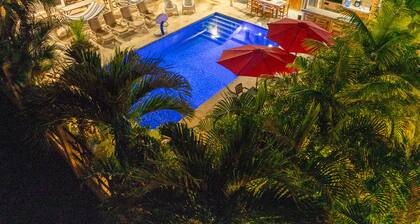 Majestic Sands-Piece of Paradise 7 min walk to beach! Saltwater pool and Jacuzzi