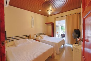 3 عدّة غرف نوم وخزنة داخل الغرفة ومكتب ومكواة/لوح كي