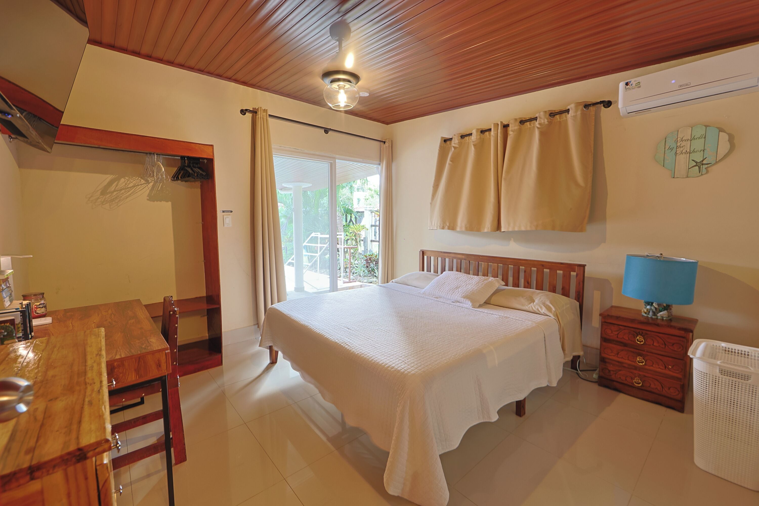 3 عدّة غرف نوم وخزنة داخل الغرفة ومكتب ومكواة/لوح كي