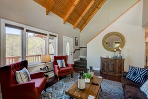 Fernseher, Kamin, Tischfußball, Bücher