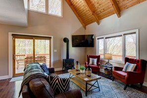 Fernseher, Kamin, Tischfußball, Bücher