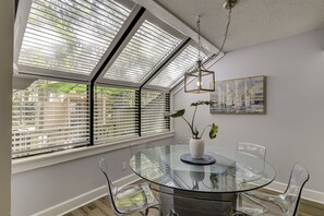 Dining - Sunset Rentals | Beachwalk 132 (Hilton Head Island)