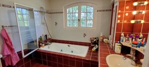 Dusche, Whirlpool, Handtücher, Toilettenpapier