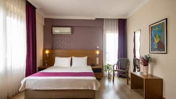 Double Room, 1 Double Bed, Non Smoking, Sea View | In-room safe, desk, laptop workspace, soundproofing