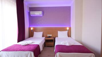 Standard-Zweibettzimmer, 2 Einzelbetten, Poolblick | Zimmersafe, Schreibtisch, laptopgeeigneter Arbeitsplatz