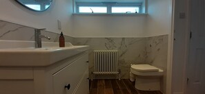 Bañera con ducha, secador de pelo, toallas, jabón