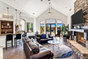 TV connectée, cheminée, jeux vidéo, chaîne hi-fi