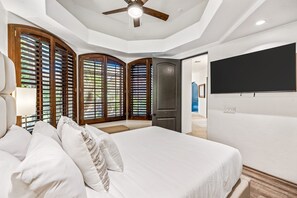 6 bedrooms, desk, iron/ironing board, travel crib