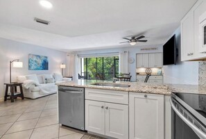 Frigorifero, microonde, forno, piano cottura