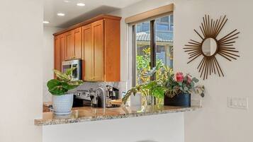Villa, 1 chambre | Cuisine privée | Réfrigérateur, un four, cafetière-théière, grille-pain