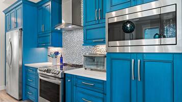 House, 3 Bedrooms | Private kitchen | Fridge, oven, coffee/tea maker, toaster